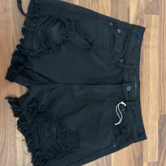 Black jean short - Picture 2 of 3